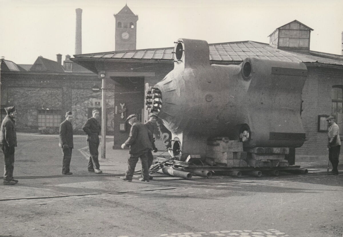 Employees with cylinder